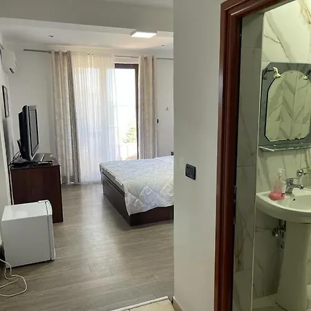 Tirona Hotel 3*